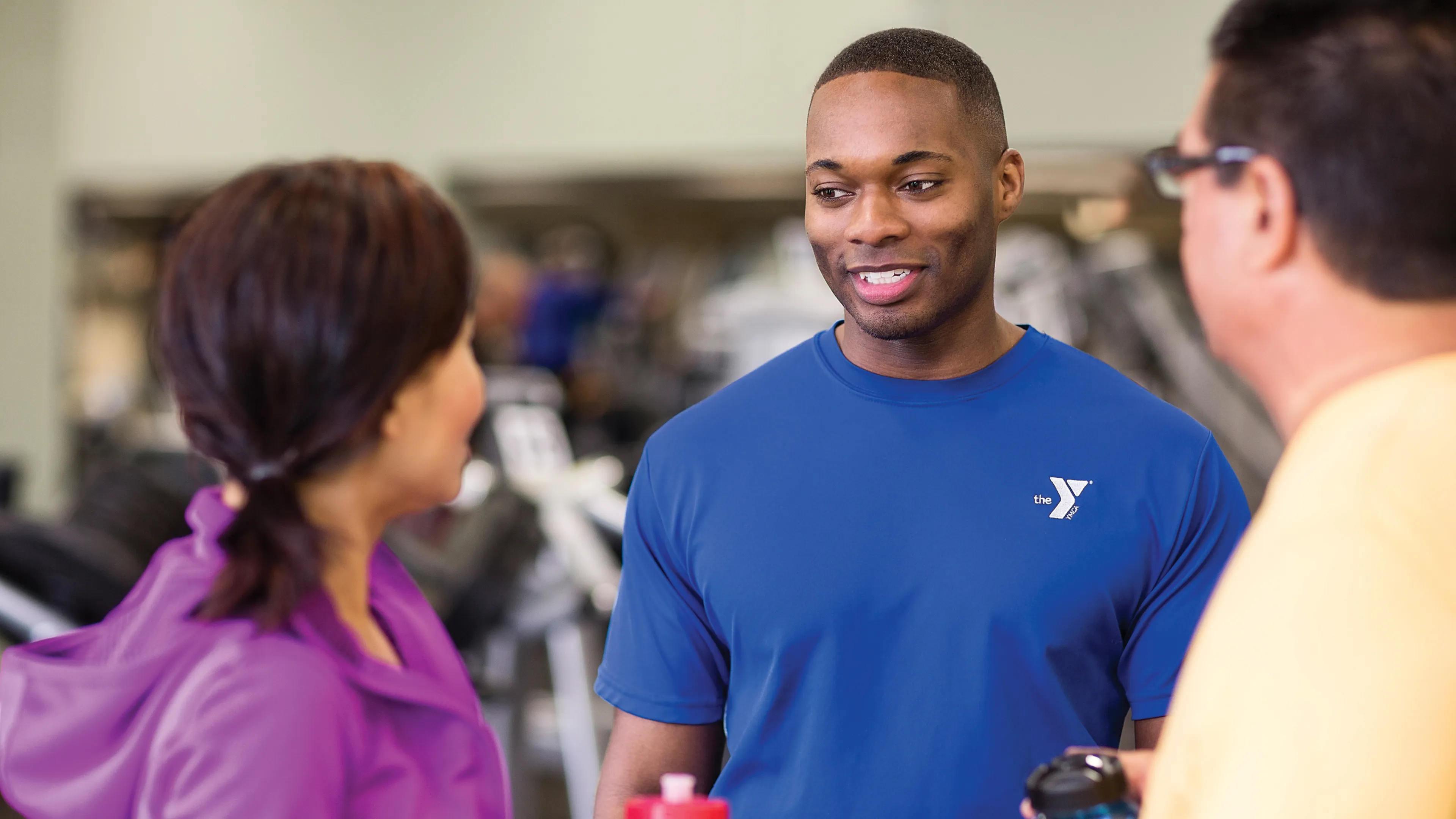 personal trainer talking to member